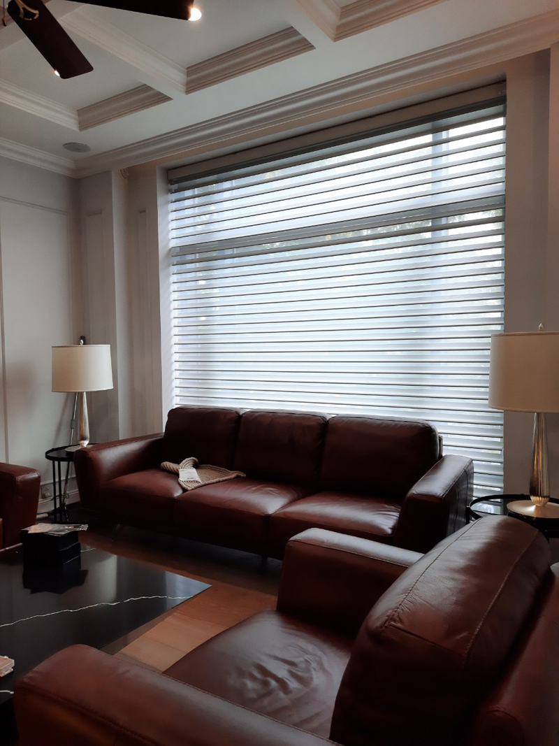 Phòng khách thoáng đãng và có thể đón lấy ánh sáng tự nhiên khi lắp đặt rèm cuốn