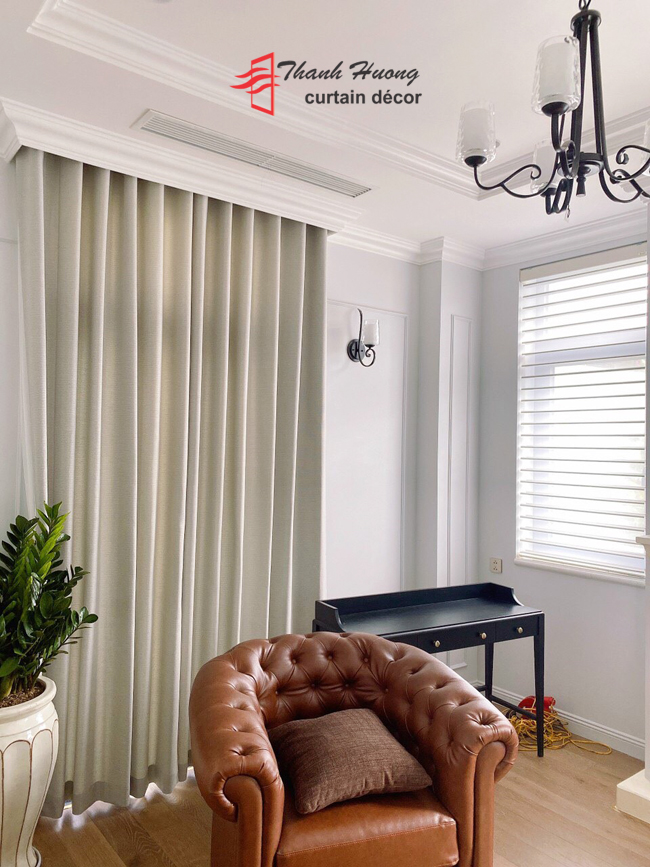 Phòng khách thoáng đãng và có thể đón lấy ánh sáng tự nhiên khi lắp đặt rèm sao lụa và rèm vải