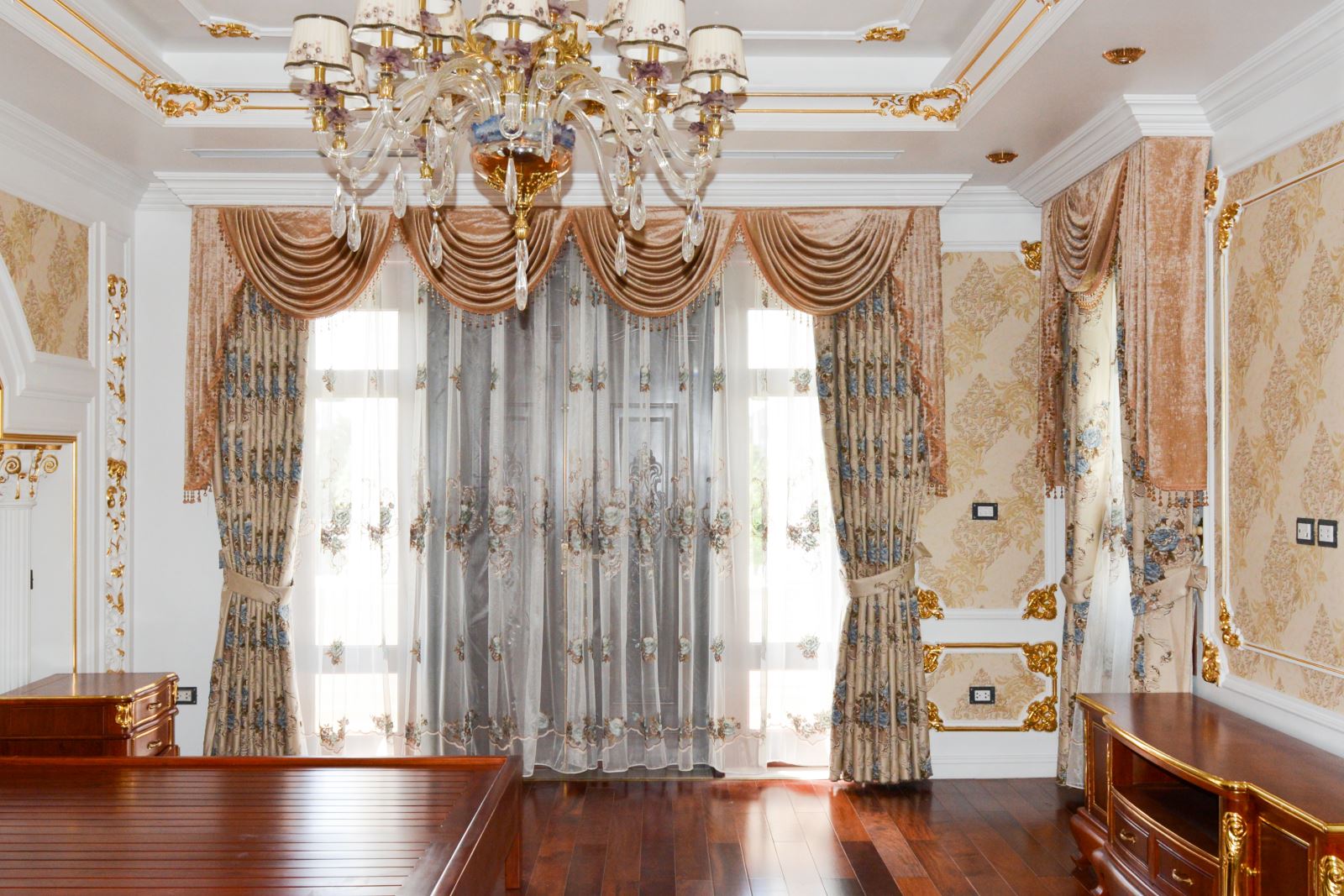 Sử dụng rèm vải tân cổ điển mang với sự kết hợp màu sác hoàn hảo làm nổi bật không gian nội thất của căn phòng.