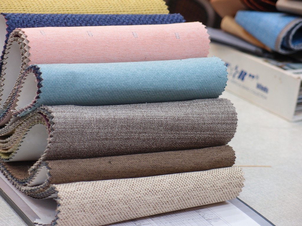  Rèm vải DEPO được sản xuất từ 100% sợi vải polyester dệt sợi dày, khít và rất khó để làm xước bề mặt