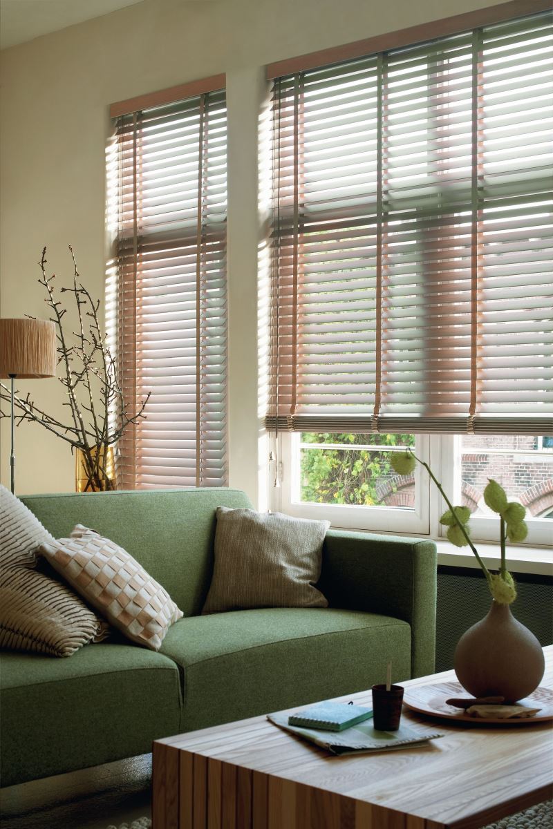 Rèm sáo gỗ là một giải pháp đơn giản nhưng phong cách cho các khung cửa kính