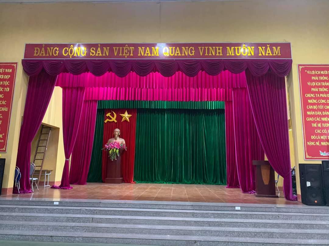 Màu sắc và hoa văn tinh tế của rèm chống cháy mang lại vẻ đẹp hiện đại cho không gian hội trường