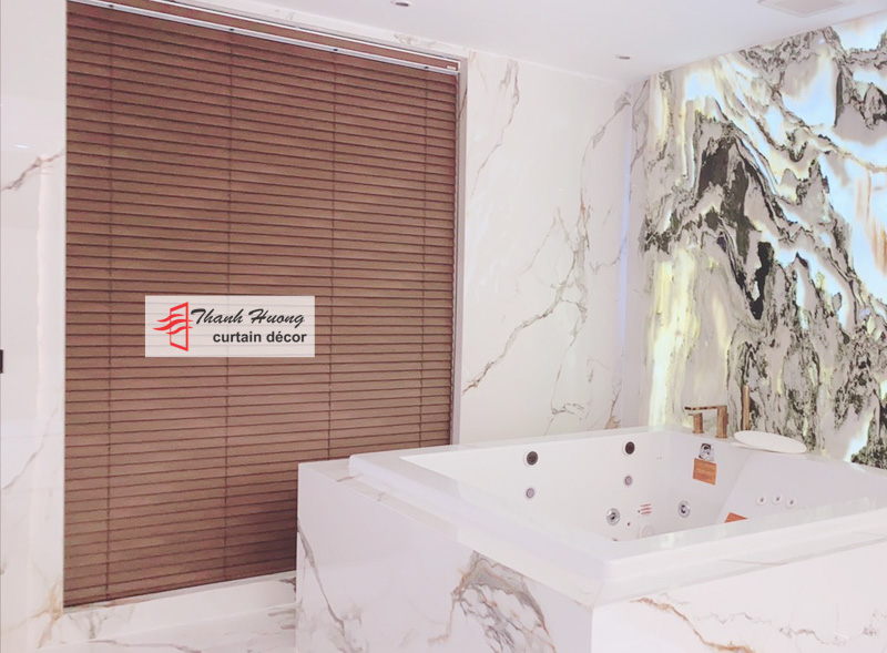 Không gian phòng tắm được lắp đặt rèm sao gỗ gọn gàng, ít bám bụi và dễ vệ sinh 