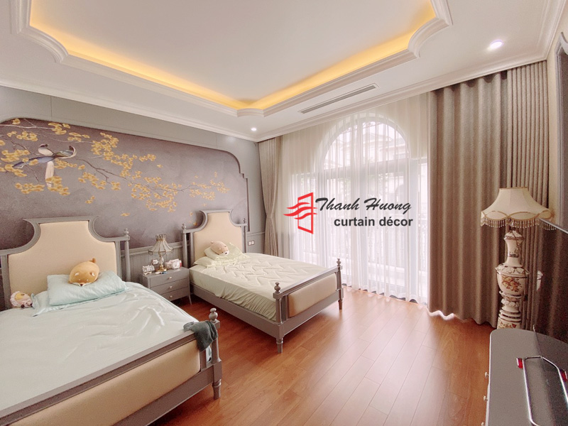 Phòng ngủ trẻ em sang trọng và tinh tế với việc lắp đặt rèm vải cao cấp của Rèm Thanh Hương