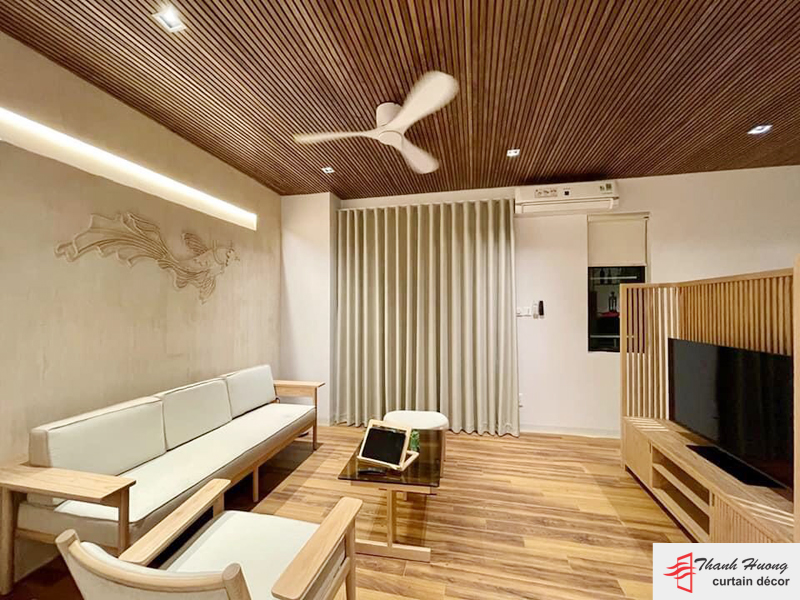 Phòng khách nhà phố theo phong cách Nhật Bản với sự kết hợp của rèm vải và rèm cuốn