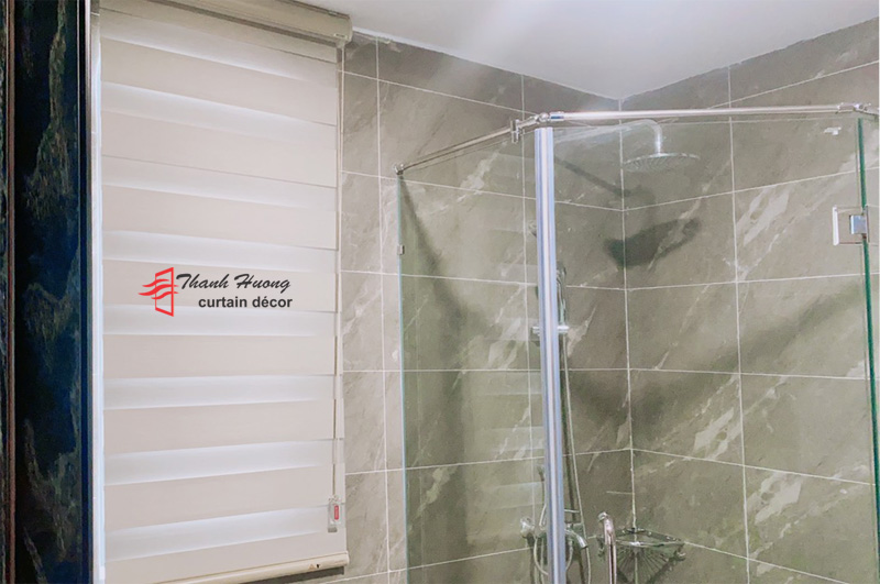 Với sự gọn nhẹ và dễ vệ sinh, rèm cuốn cầu vồng rất phù hợp lắp đặt trong không gian phòng tắm