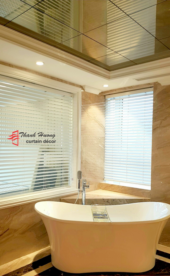 Lắp đặt rèm sao gỗ trong phòng tắm vừa đảm bảo được sự riêng tư, đồng thời làm tăng tính thẩm mỹ