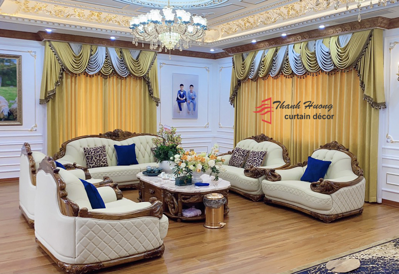 Phòng khách nổi bật với rèm cửa phong cách tân cổ điển