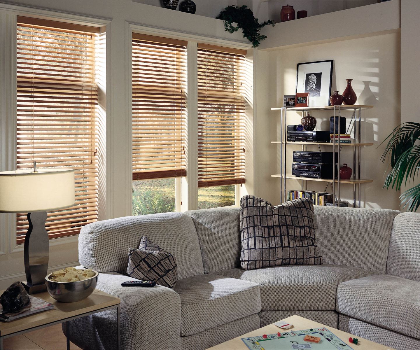 Một hệ thống màn sáo gỗ tự động đẹp sẽ làm tăng giá trị thực của nhà bạn.