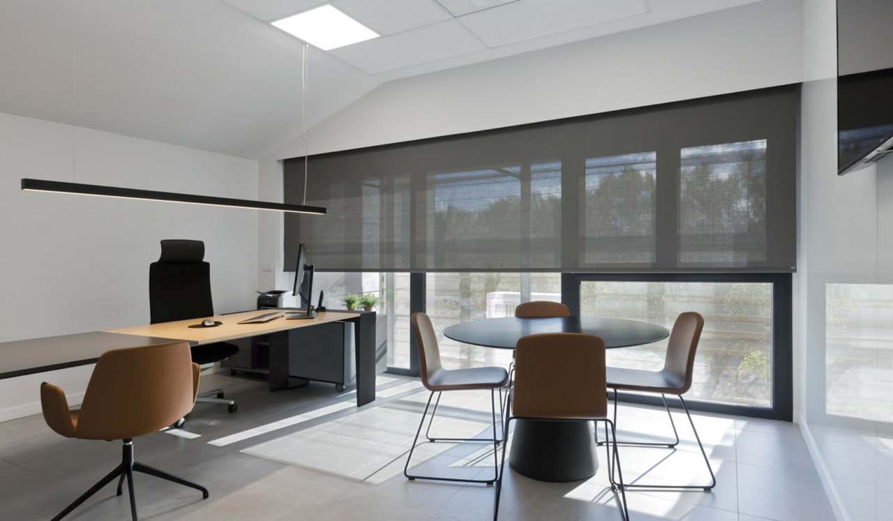 Rèm cuốn văn phòng là biện pháp hữu hiệu giúp chống nắng kịp thời và tạo ra không gian thoáng mát khi cần thiết